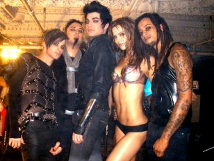 Celebrity Twitpics: Adam Lambert Entertains Us