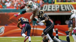Photos From the Dolphins' Win Over the Rams
