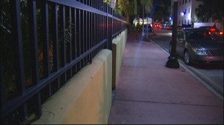 Three Rob Man With Submachine Gun Behind Miami Beach Hotel: Cops