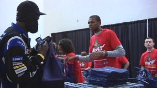 Miami Heat Stars Give Hot Thanksgiving Meals to Families at the Miami Rescue Mission