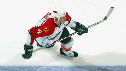 NEWARK, NJ - FEBRUARY 28: Jay Bouwmeester #4 of the Florida Panthers warms up before playing the New Jersey Devils at the Prudential Center on February 28, 2009 in Newark, New Jersey. The Devils defe NEWARK, NJ - FEBRUARY 28: Jay Bouwmeester #4 of the Florida Panthers warms up before playing the New Jersey Devils at the Prudential Center on February 28, 2009 in Newark, New Jersey. The Devils defe