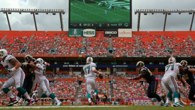 Photos From the Dolphins' Win Over the Rams