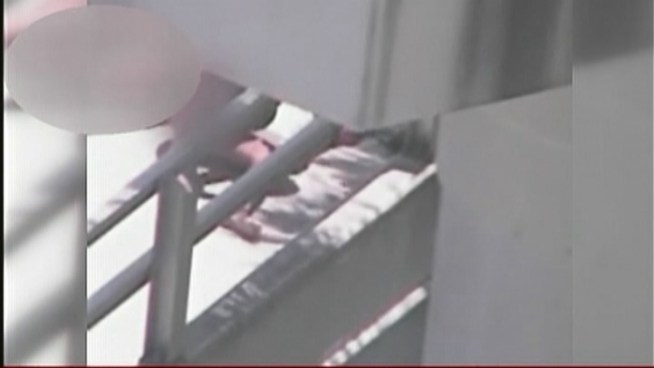 A bus driver who passed by the scene of the gruesome face-chewing attack on the MacArthur Causeway told a 911 operator how Rudy Eugene was beating Ronald Poppo to a pulp, according to a just-released recording.