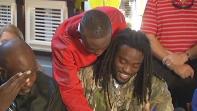 College football prospect Alex Collins announced Thursday he was signing with the University of Arkansas. Watch raw footage of the event.