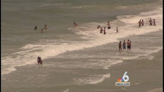 Fort Lauderdale commissioners plan to discuss proposals to allow beachside hotels and restaurants to offer food and beverage service on the beach and allow beachgoers to bring their own booze.
