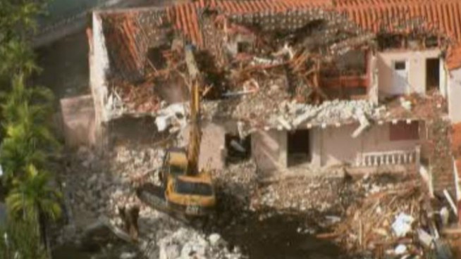 A hive with up to 75,000 bees was found Tuesday in a demolition zone near South Florida s affluent La Gorce Island, putting a 24-hour halt on the razing of a millionaire s waterfront property, an exterminator said Wednesday. Here is raw footage from the site Wednesday.