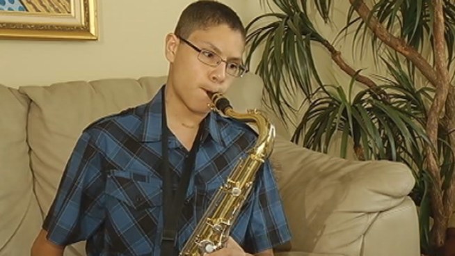 The fact that 16-year-old Jonathan Muniz is playing his saxophone is incredible. Just three weeks ago, he became one of the first teens in the world to undergo robotic surgery for lung cancer. His mother, Elizabeth Muniz, said she was shocked to hear her son's diagnosis.