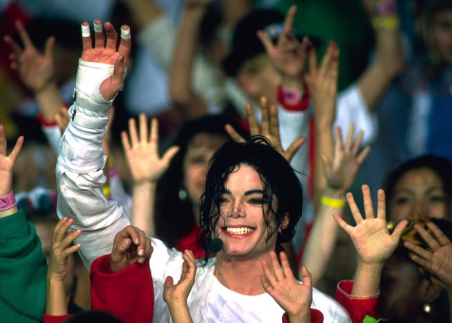 Stars & Colleagues React to Michael Jackson's Surprising Death