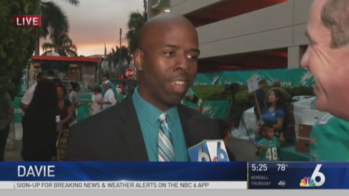 Miami Dolphins Give Back to Community for Thanksgiving