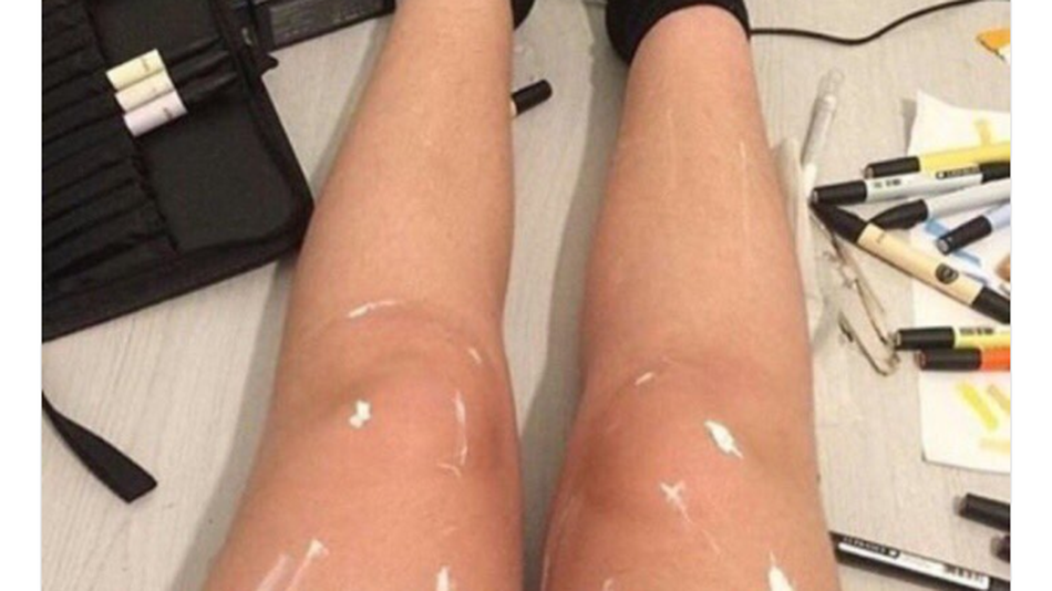 Oil or Paint: Shiny Legs Photo Sweeping the Internet