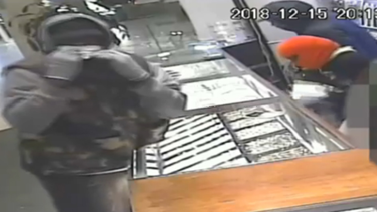 SmashandGrab Robbery at MiamiDade Jewelry Shop Caught on Camera