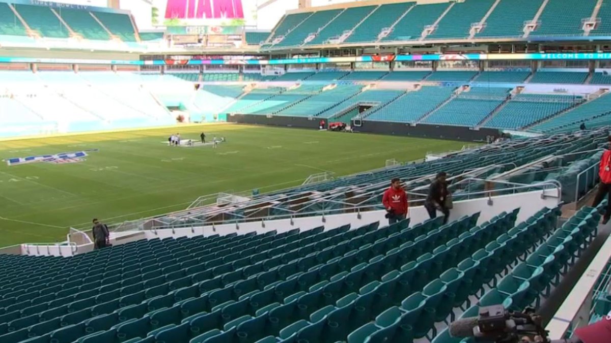 Thousands of workers preparing Miami stadium for Super Bowl