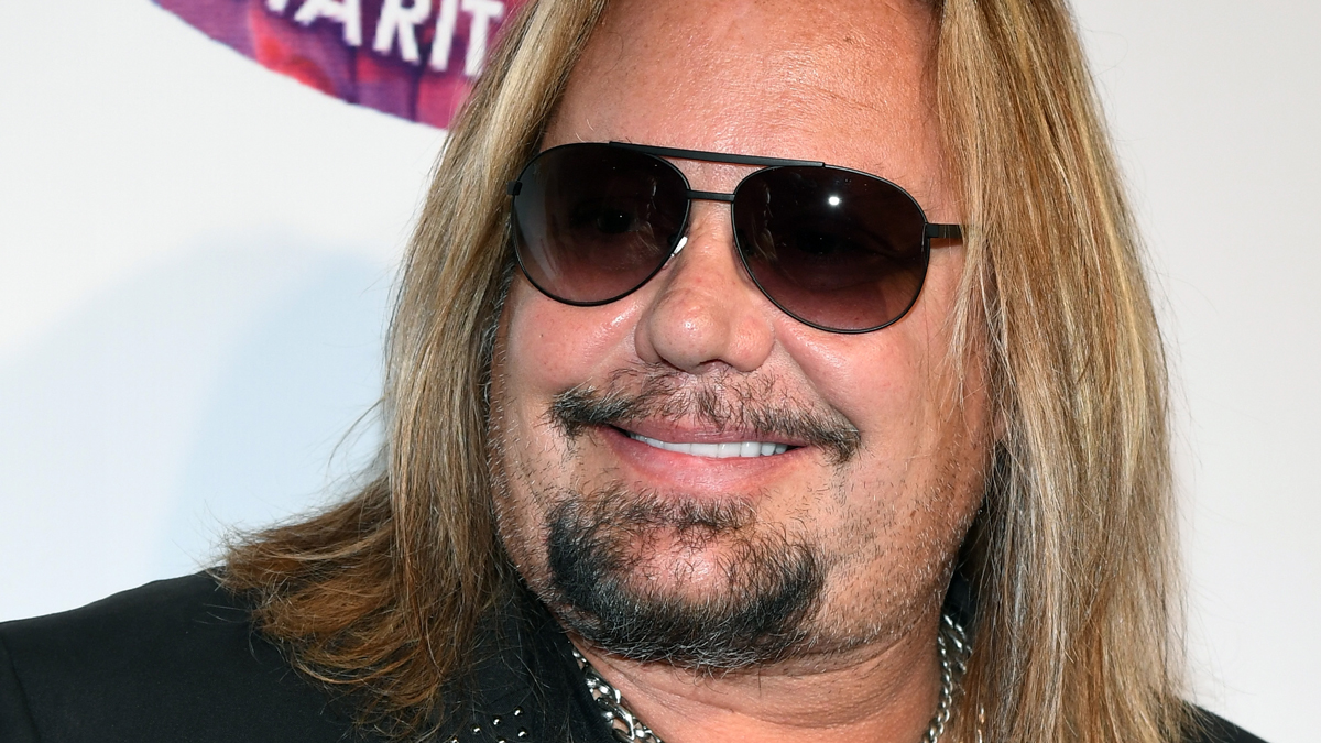 How is Mötley Crüe's lead singer tied to the deadly plane crash in Arizona?