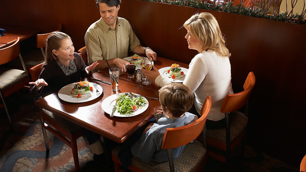 Waitress exposes the worst things families do in restaurants