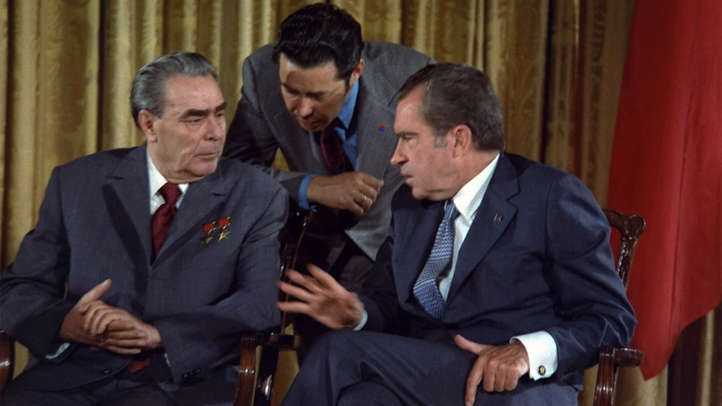 800px-Leonid_Brezhnev_and_Richard_Nixon_talks_in_1973 copy