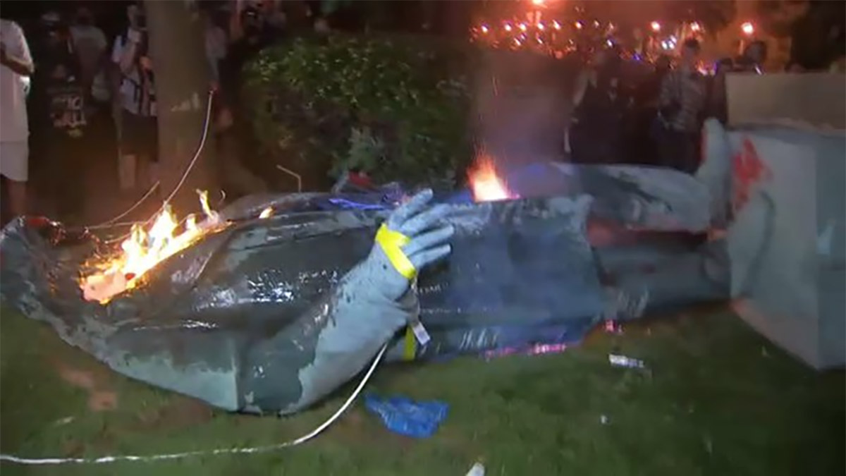 Demonstrators Topple, Burn Statue of Confederate General Near DC Police