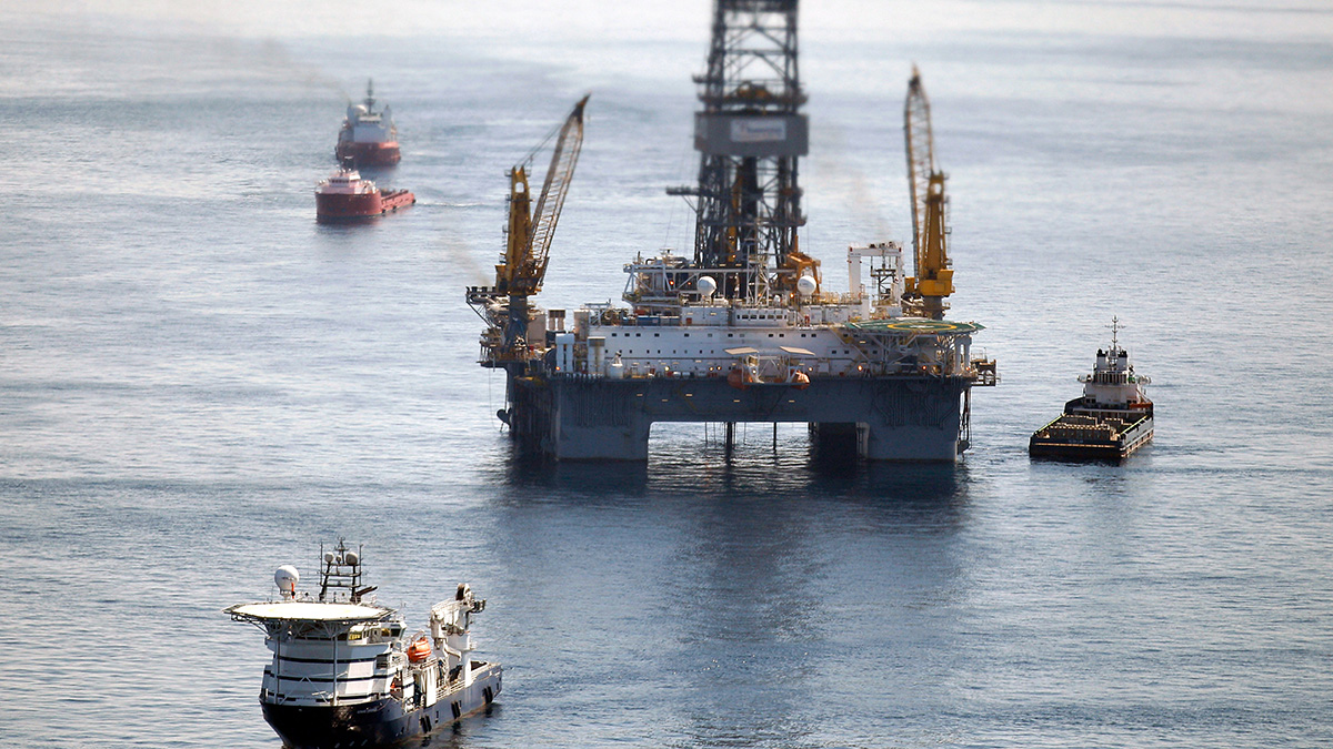 Аварии на буровой. Буровой платформе BP Deepwater Horizon в 2010 году. Авария в мексиканском заливе нефть. Нефтяная платформа Deepwater Horizon. Взрыв нефтяной платформы Deepwater Horizon.
