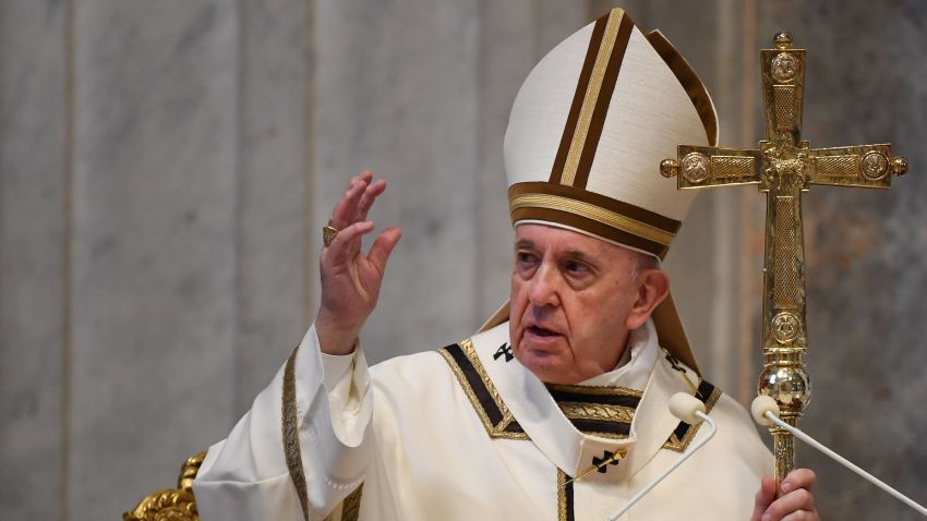 Pope Francis blesses attendees as he celebrates Easter