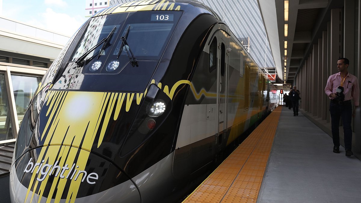 1 Man Dies After Being Hit By Brightline Train in Hollywood - Vimarsana News