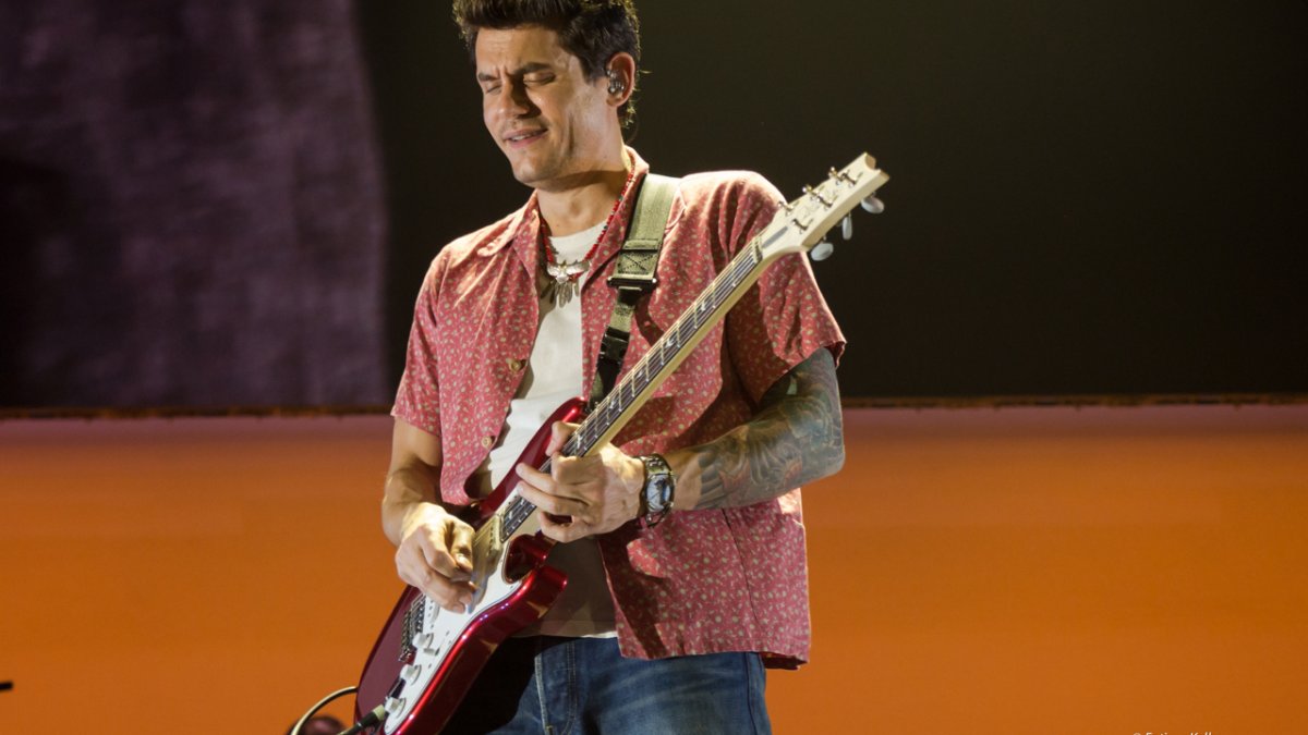 John Mayer celebrates New Year&#039s surrounded by cats and the world-wide-web loses it
