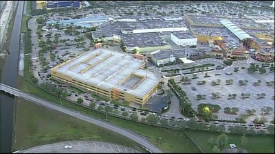 Long Lines Form at Food Distribution Event in Sweetwater
