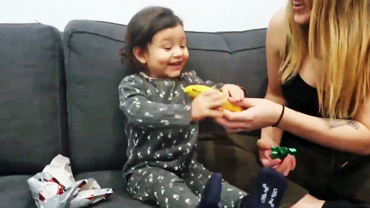 dad-tries-to-give-toddler-worst-xmas-gift-ever-and-she-couldn-t-be