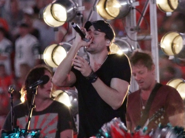 enrique dolphins halftime