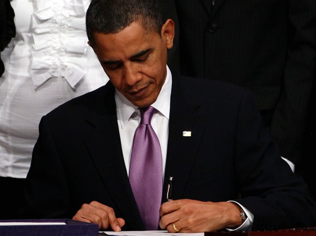 obama signs health bill-640