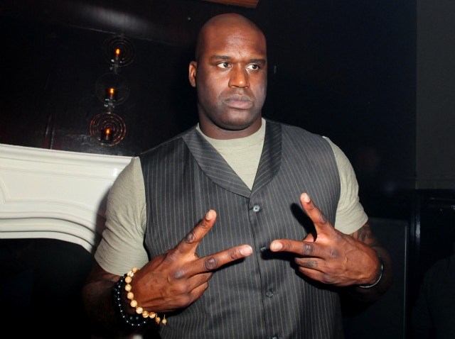 shaq peace signs