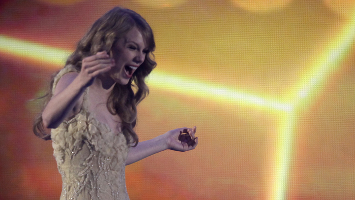 taylor-swift-ACM-lede-AP