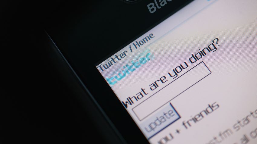 05 01 09 Twitter cellphone