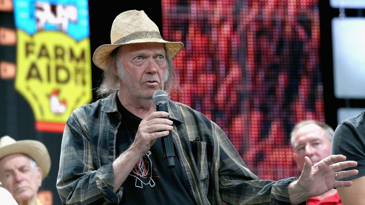 Neil Young Wants His Music Off Spotify Over Joe Rogan's Vaccine 'Misinformation' – NBC 6 South Florida - Vimarsana News