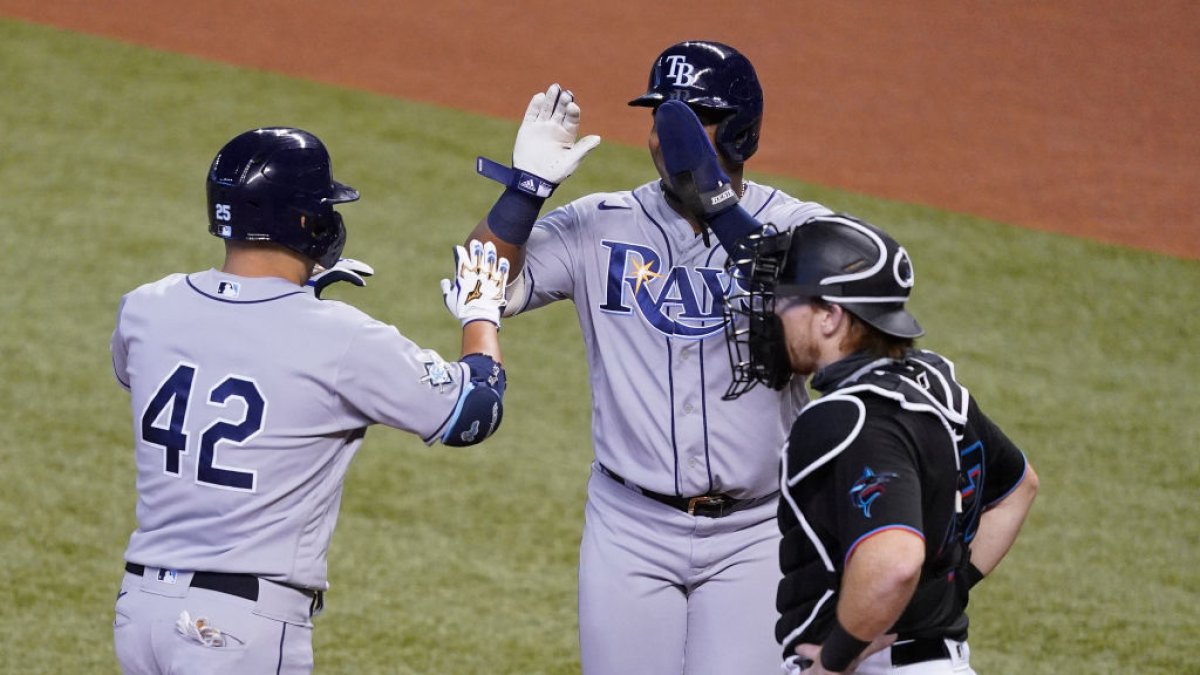 Rays new addition Yoshi Tsutsugo blasts first MLB home run! 