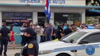 Cuban Protesters Gather Outside Versilles in Solidarity With San Isidro Movement