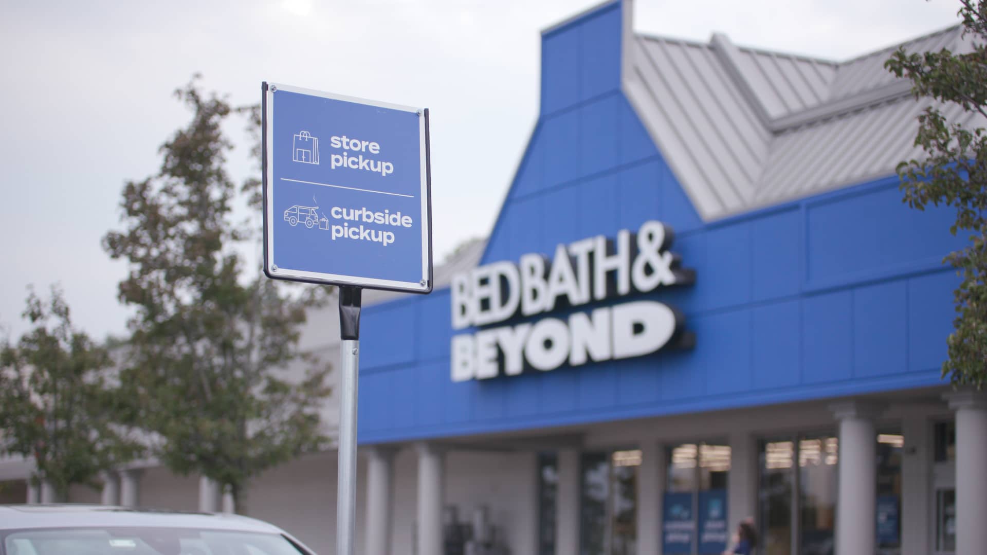 Bed Bath & Beyond Shares Drop as Retailer's Earnings Fall Short; Store Closures, Divestitures Weigh on Sales - Vimarsana News