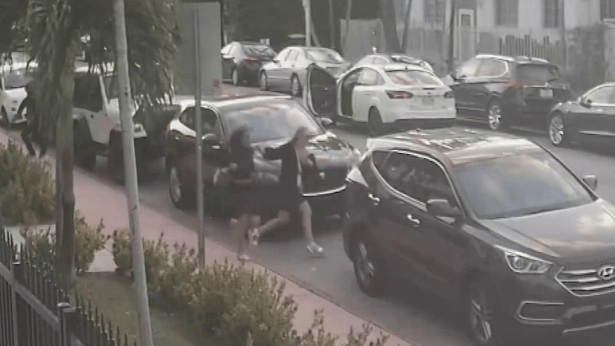 Man Charged in Robbery Caught on Camera of Tourists in Miami Beach ...