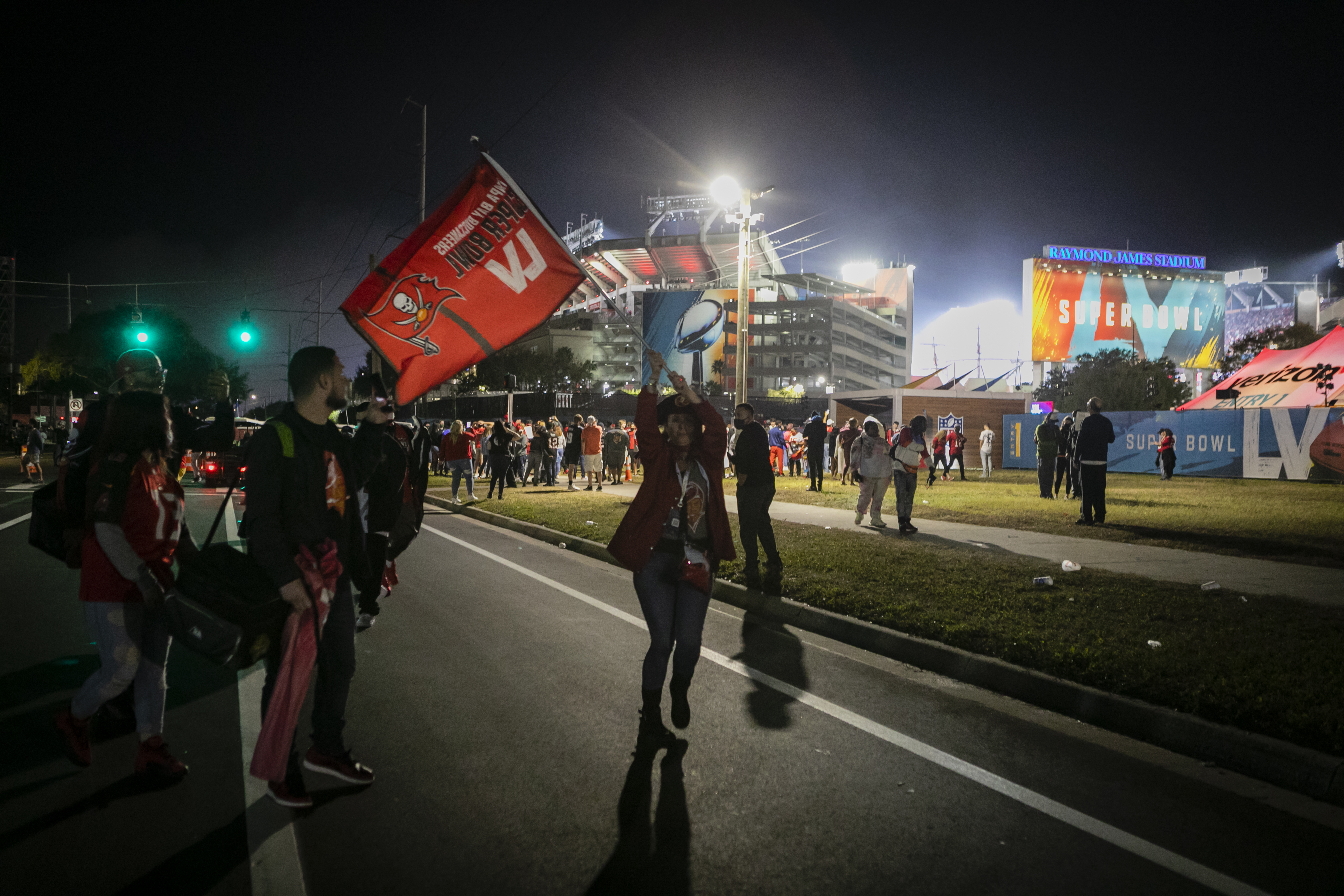 Maskless Fans in Tampa Celebrate the Super Bowl - The New York Times