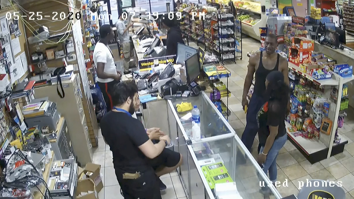 l cajero de la tienda de conveniencia a quien George Floyd le entregó un billete de $ 20 falsificado