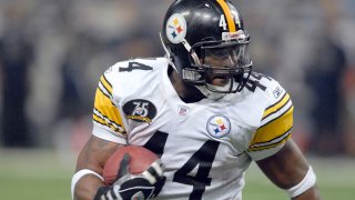 FILE - Pittsburgh Steelers running back Najeh Davenport runs with the ball during the fourth quarter of an NFL game against the St. Louis Rams, Dec. 20, 2007, in St. Louis.