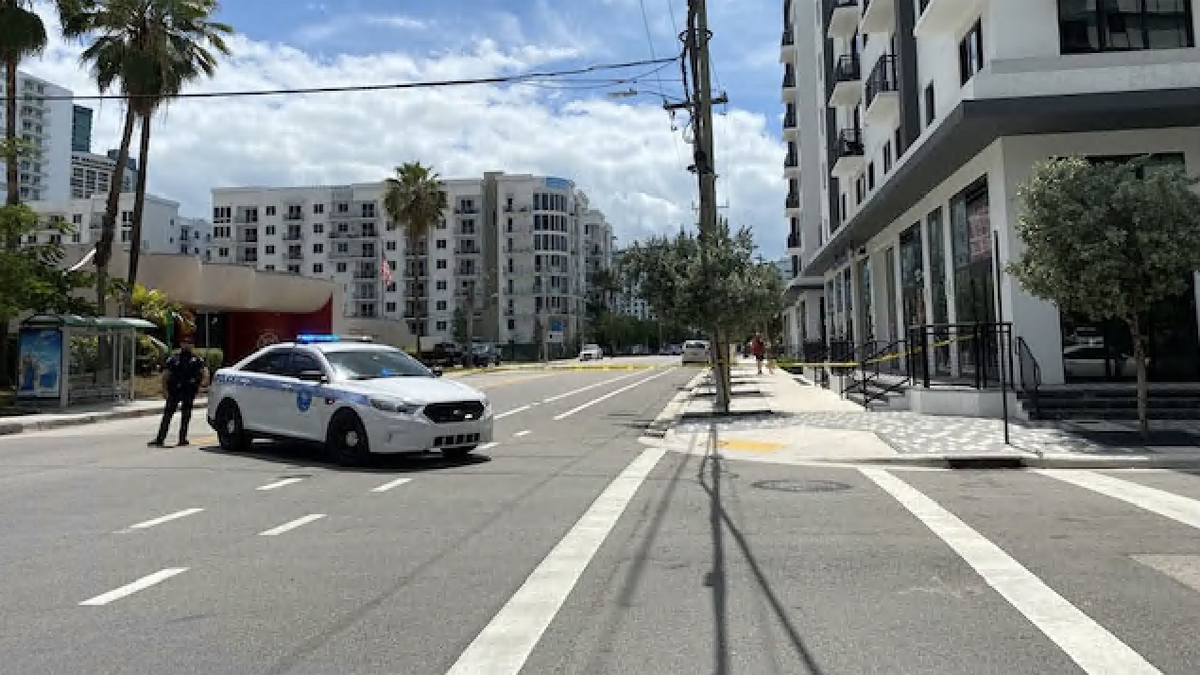 Mujer que disparó contra agentes asesinados por la policía