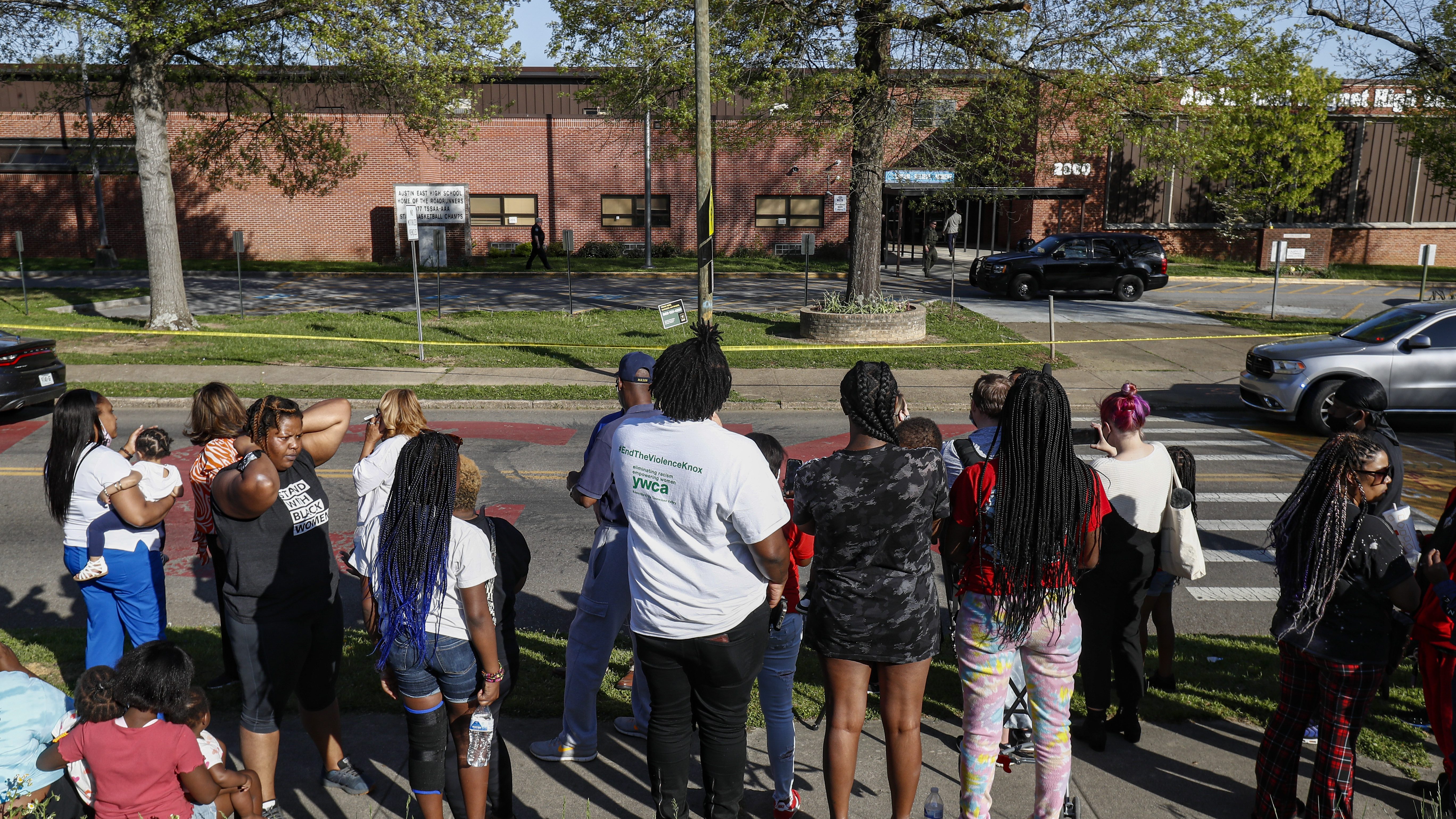 Estudiante muerto, oficial herido en tiroteo en una escuela de Tennessee
