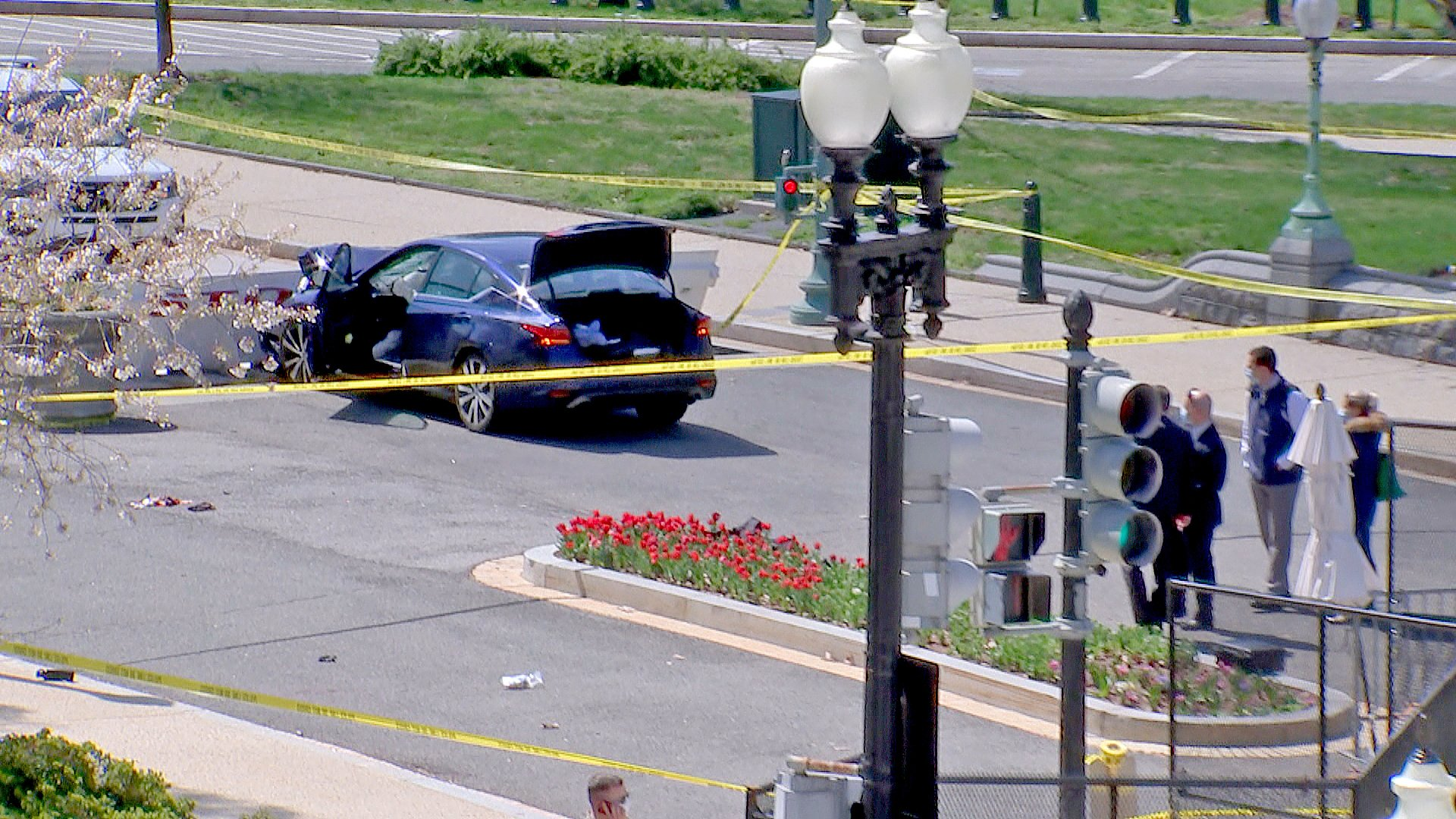 policía del Capitolio de Estados Unidos murió y otro resultó gravemente herido el viernes después de que un conductor chocó contra ellos