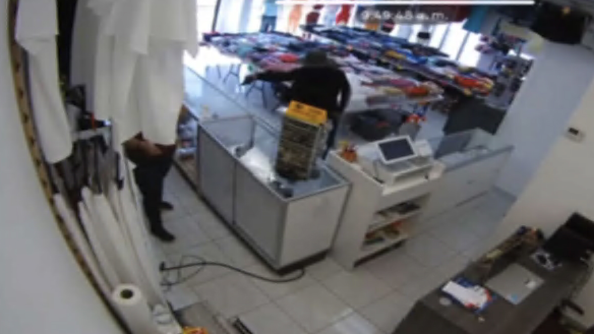 Suspect Sought In Miami Jewelry Store Armed Robbery Caught On Camera Nbc 6 South Florida