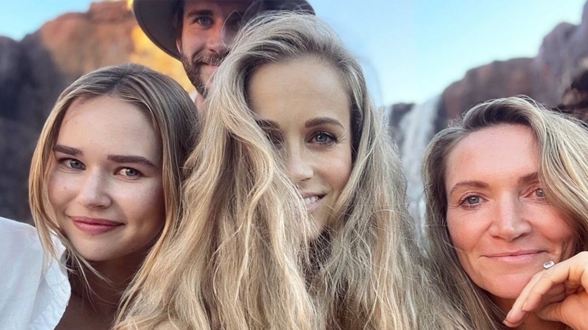 Liam Hemsworth Photobombs Girlfriend Gabriella Brooks Nbc 6 South Florida