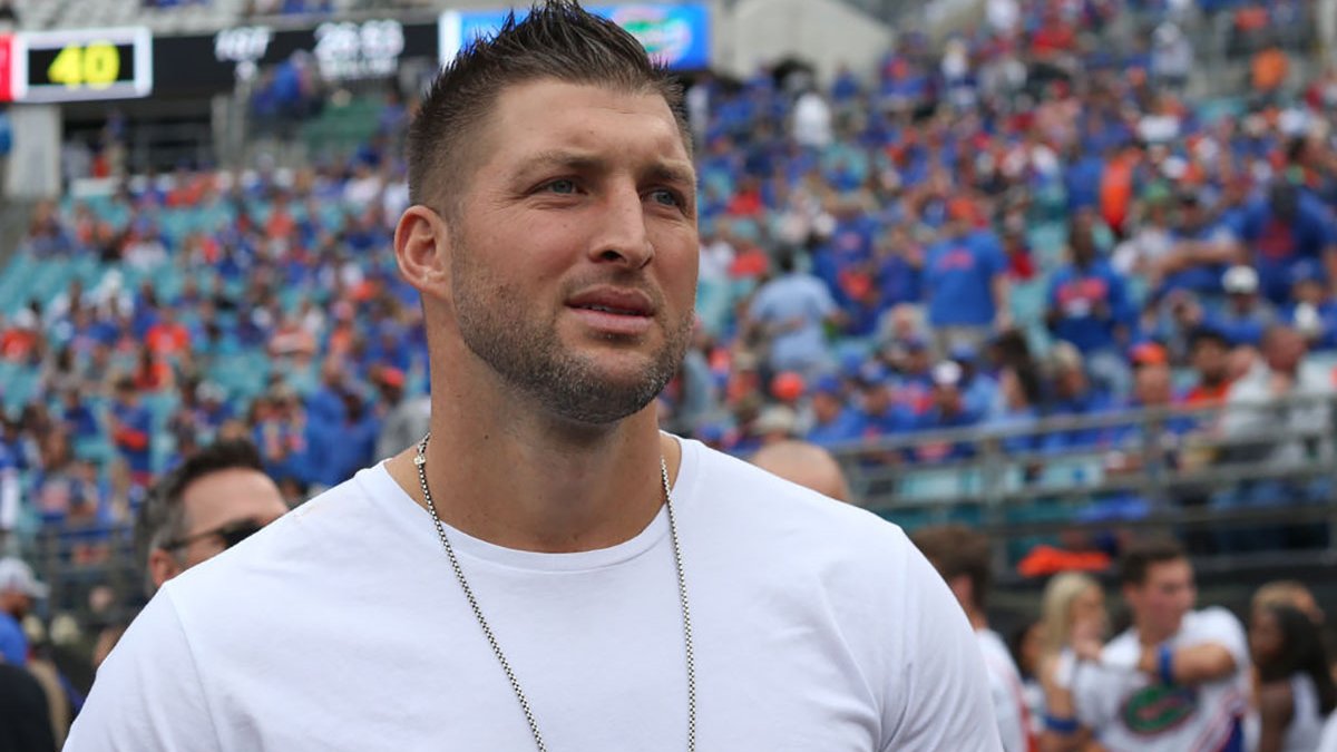 Reunited: Tebow signs with Jags, rejoins Meyer as tight end