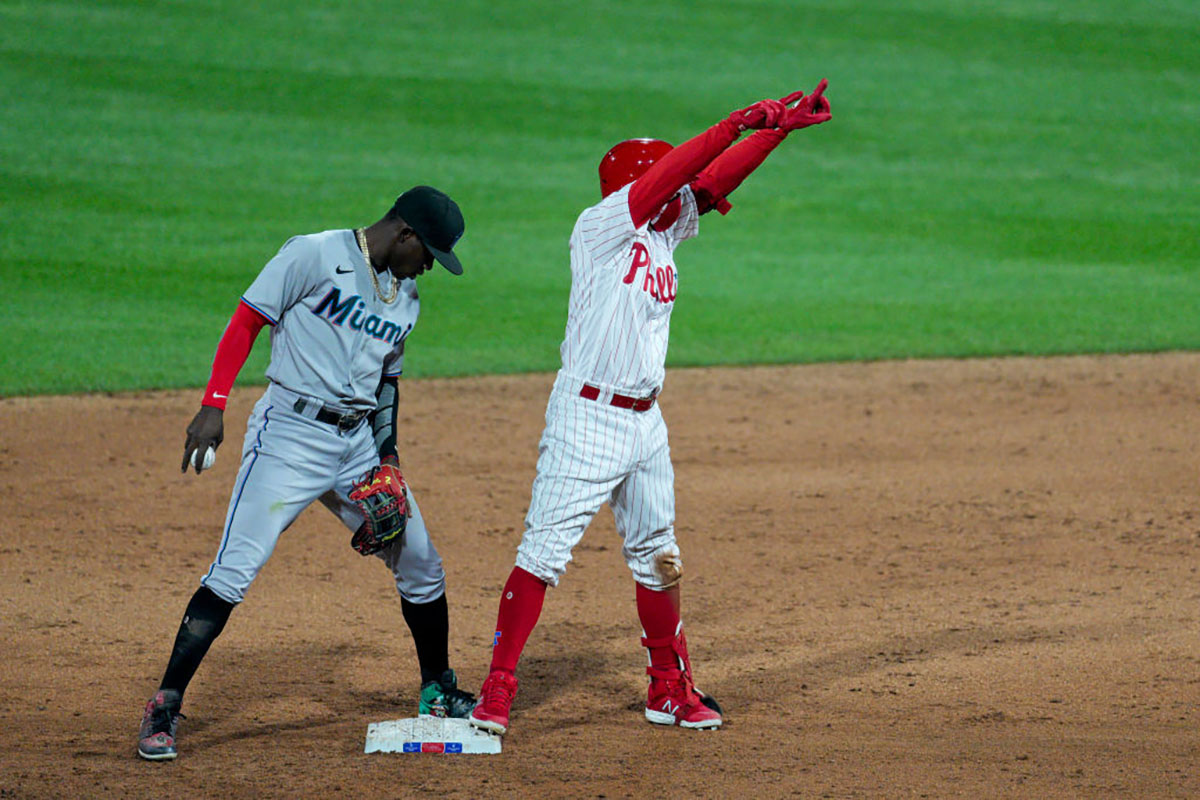 Scott Kingery delivers game-winning, two-run triple in 11th for