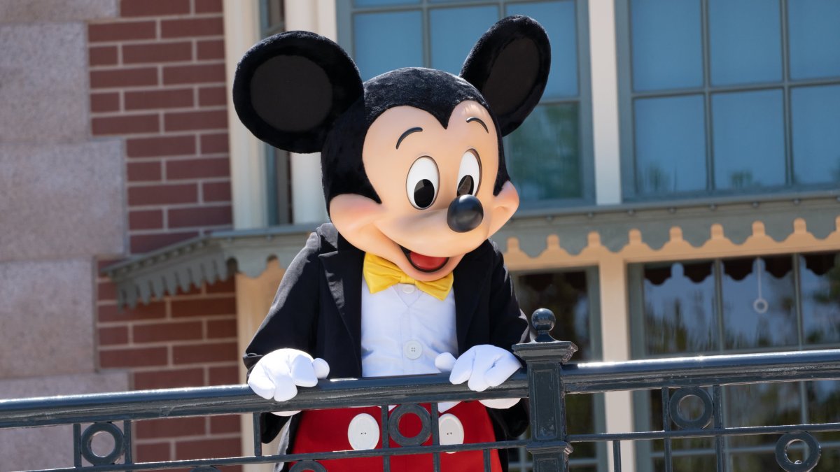 Mickey Mouse, Other Disney Stars Can Start Hugging Again at Parks Mickey Mouse, Other Disney Stars Can Start Hugging Again at Parks