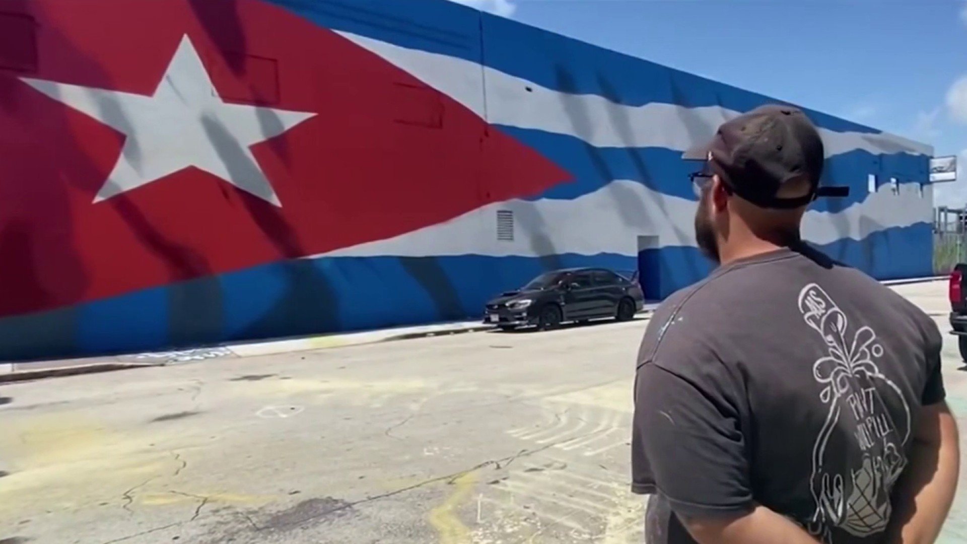 A Dozen Artists Paint What's Thought to be Largest Cuban Flag in Wynwood - Vimarsana News
