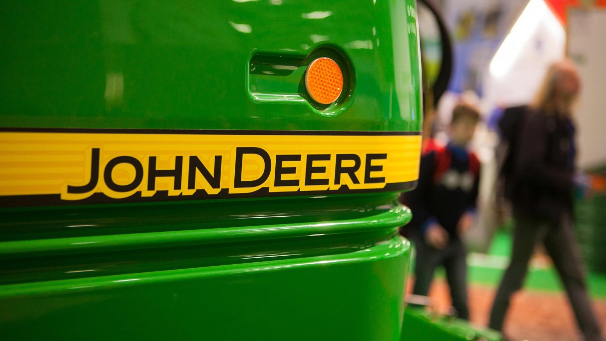 Deere Is About to Report Earnings, and Two Traders Are Split on Where It Heads Next - Vimarsana News