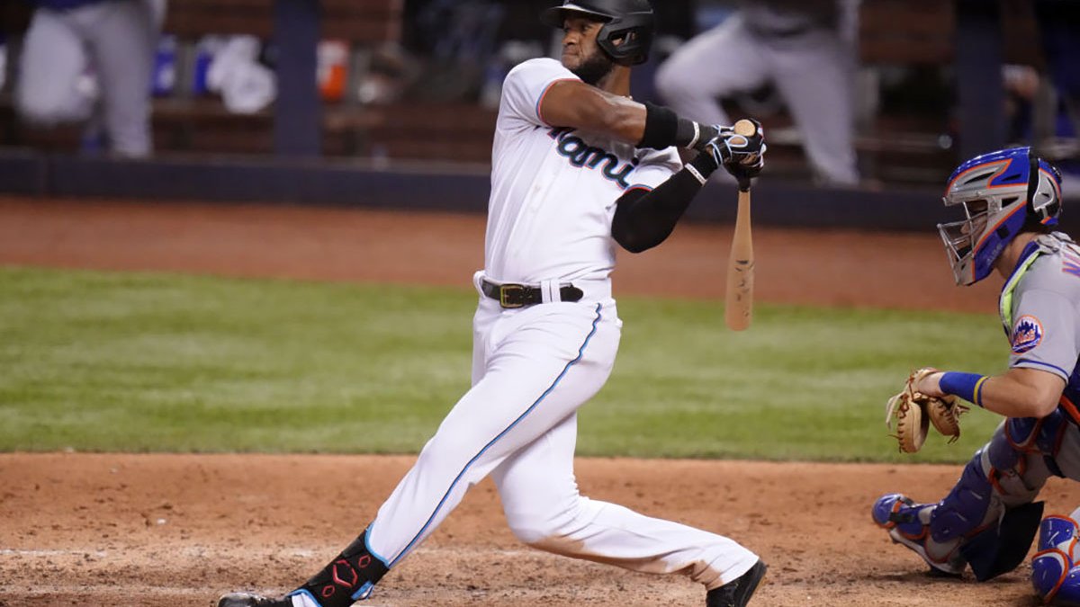 Bryan De La Cruz of the Miami Marlins advances to third base against  News Photo - Getty Images